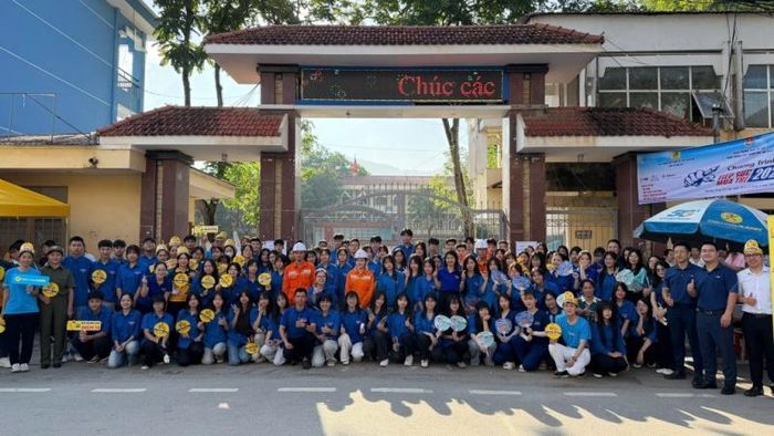 Sáng 11/2, buổi thi đầu tiên môn Ngữ văn, các lực lượng cùng đồng hành, tiếp sức cho các sĩ tử tại điểm thi.