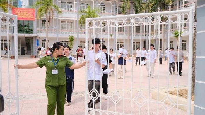 Kết thúc môn thi cuối cùng, các thí sinh bước ra khỏi trường thi, khép lại hành trình vượt vũ môn đầy nỗ lực.