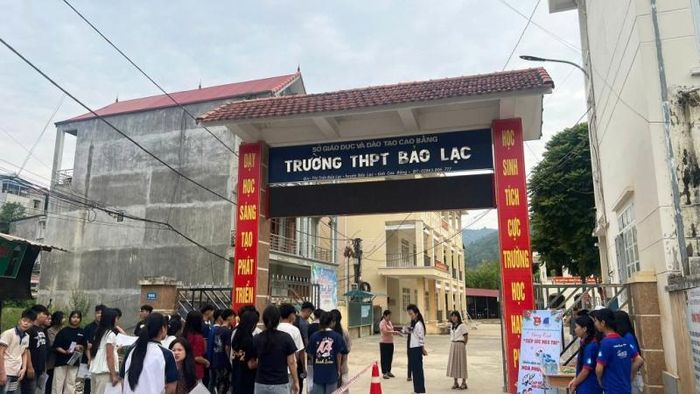 Kỳ thi tốt nghiệp THPT năm 2026 trên địa bàn tỉnh diễn ra an toàn, nghiêm túc, đúng quy chế. Từ các điểm thi trung tâm đến những địa bàn vùng sâu, vùng xa, công tác tổ chức được triển khai đồng bộ, tạo điều kiện thuận lợi cho thí sinh hoàn thành kỳ thi.