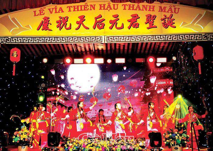Tiết mục múa trống do các em học sinh Trung tâm tiếng Hoa Dục Tài biểu diễn.