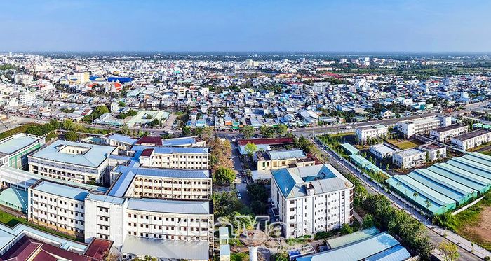 Trong hợp tác với Thành phố Hồ Chí Minh, ngoài thúc đẩy phát triển kinh tế, việc chuyển giao kỹ thuật, đào tạo trên lĩnh vực y tế được 2 địa phương đặc biệt quan tâm và tiếp tục mở rộng hợp tác. (Ảnh chụp khu vực tọa lạc Bệnh viện Ða khoa Cà Mau).