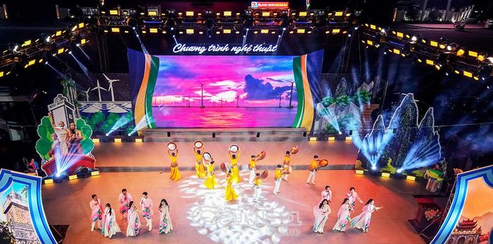 Các nghệ sĩ tỉnh Ninh Bình biểu diễn giao lưu trong Chương trình nghệ thuật Kỷ niệm 65 năm kết nghĩa Cà Mau - Ninh Bình, tổ chức tại tỉnh Cà Mau.