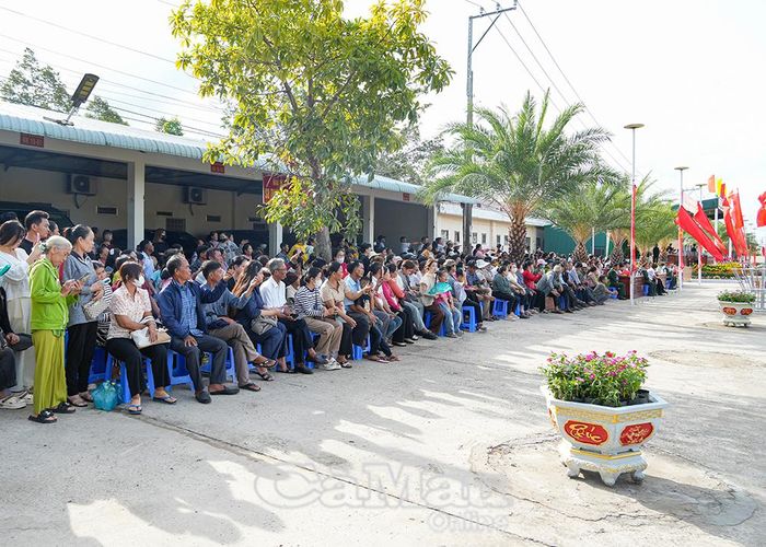 Đông đảo thân nhân, gia đình và bạn bè các chiến sĩ mới đến tham dự Lễ tuyên thệ.