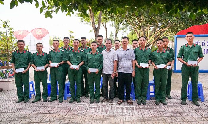  Đồng chí Lê Chí Hưởng, Phó Bí thư Đảng ủy, Chủ tịch UBND Xã Trần Văn Thời (hàng đầu,