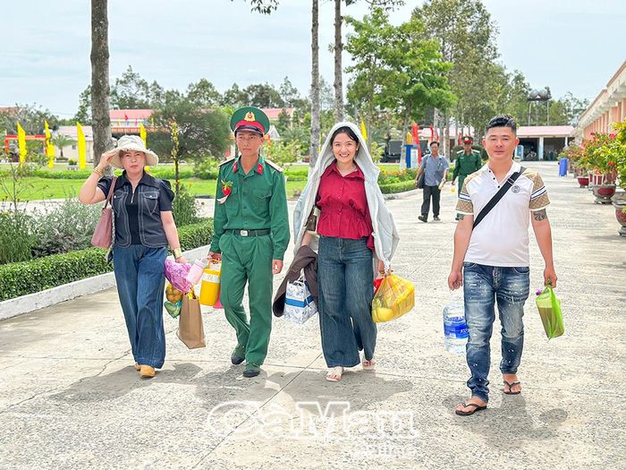  Gia đình các chiến sĩ mới mang theo những món ăn quê nhà, gửi gắm tình yêu thương và sự động viên đến con em mình.