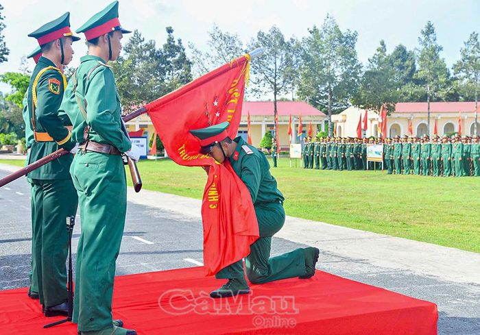 Chiến sĩ Trung đoàn 3 thực hiện nghi thức hôn Quân kỳ tại Lễ tuyên thệ.