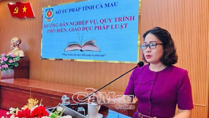  Bà Phạm Thị Ngọc, Phó Giám đốc Sở Tư pháp tỉnh Cà Mau, triển khai các nội dung về kỹ năng hòa giải ở cơ sở và công tác phổ biến, giáo dục pháp luật.