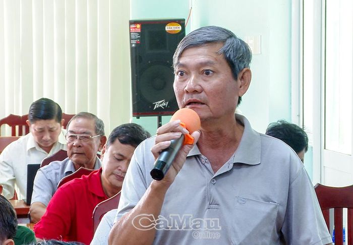  Ông Trịnh Công Sơn, cử tri Khóm 21, phường Láng Tròn, kiến nghị có giải pháp hỗ trợ nông dân khi giá nông sản giảm, còn giá vật tư thì tăng.