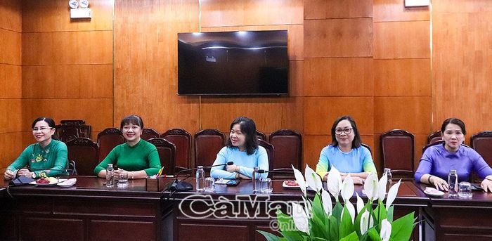 Đồng chí Lê Thị Nhung (bìa trái), Ủy viên Ban Thường vụ Tỉnh ủy, Phó Chủ tịch Thường trực HĐND tỉnh, cùng các đại biểu chính thức của tỉnh Cà Mau tham dự Đại hội đại biểu Phụ nữ toàn quốc lần thứ XIV.
