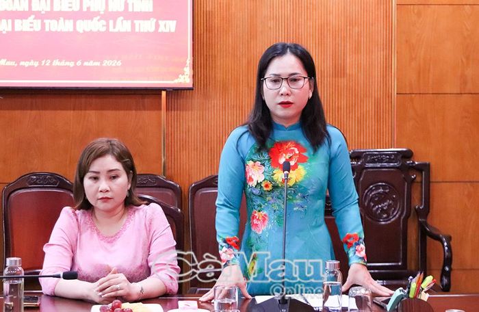  Đồng chí Lê Thị Ngọc Linh, Phó Chủ tịch Ủy ban MTTQ Việt Nam tỉnh Cà Mau, Chủ tịch Hội Liên hiệp Phụ nữ tỉnh, Trưởng đoàn đại biểu tỉnh, báo cáo công tác chuẩn bị tham dự Đại hội.