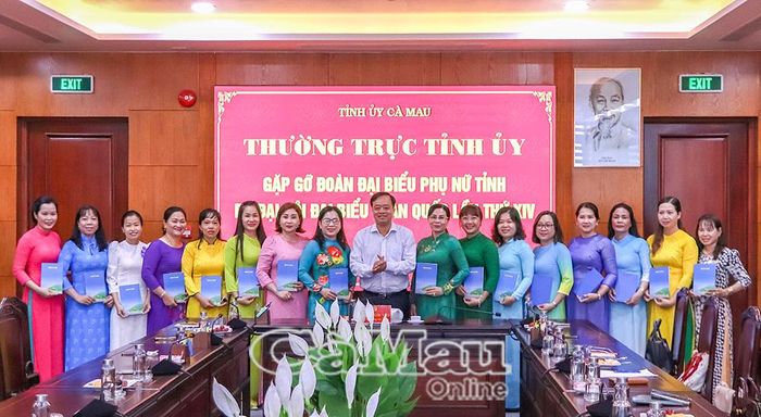 Phó Bí thư Thường trực Tỉnh ủy Huỳnh Quốc Việt tặng quà, động viên Đoàn đại biểu phụ nữ tỉnh Cà Mau trước khi lên đường tham dự Đại hội đại biểu Phụ nữ toàn quốc lần thứ XIV.
