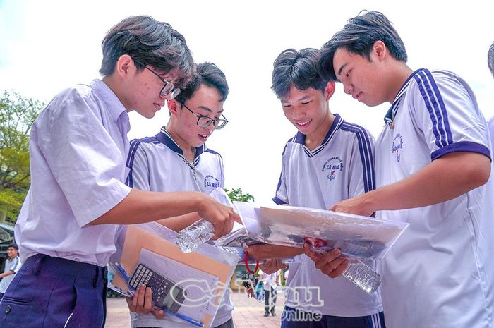 Thí sinh trao đổi về đề thi ngay sau khi kết thúc buổi thi cuối cùng.