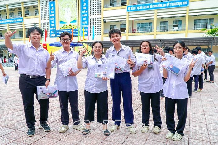 Thí sinh rạng rỡ bước ra khỏi phòng thi tại Điểm thi 02-THPT Hồ Thị Kỷ, khép lại hành trình vượt vũ môn thành công.