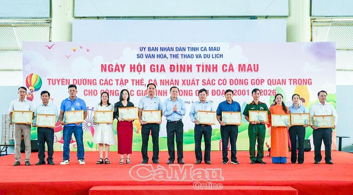 Phó Chủ tịch UBND tỉnh Ngô Vũ Thăng trao Bằng khen của Chủ tịch UBND tỉnh đến các cá nhân có thành tích xuất sắc, đóng góp quan trọng cho công tác gia đình giai đoạn 2001-2026.
