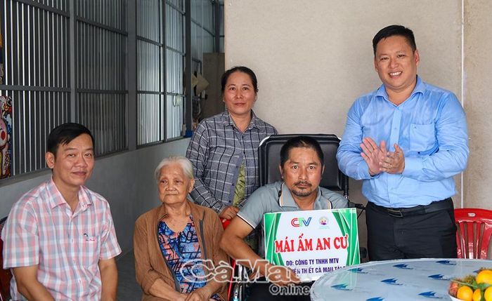 Đồng chí Nguyễn Ngọc Thuận, Bí thư Đảng ủy Xã Quách Phẩm, trao bảng tượng trưng hỗ trợ xây dựng nhà Mái ấm an cư cho gia đình anh Lê Hoàng Tâm.