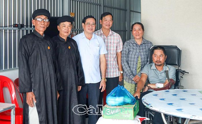 Dịp này, nhiều đơn vị, nhà hảo tâm trao tặng gạo, nhu yếu phẩm và quà nhằm động viên, chia sẻ khó khăn với gia đình anh Lê Hoàng Tâm.