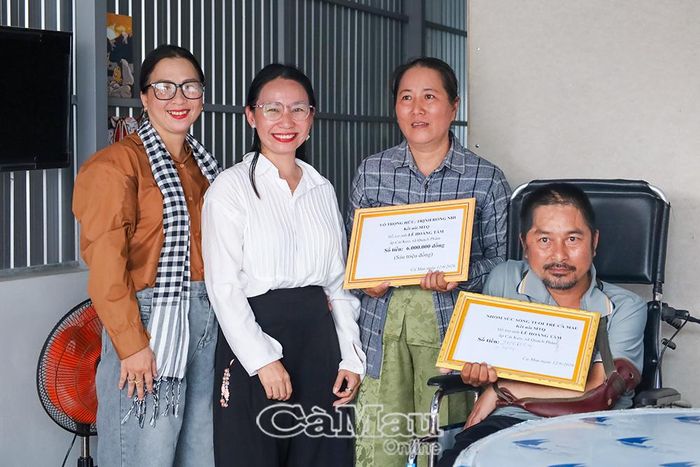 Phóng viên Hồng Nhi (áo trắng) cùng chị Phạm Thị Thanh Thảo, đại diện các nhóm thiện nguyện, trao hỗ trợ 8 triệu đồng tiền mặt giúp gia đình anh Lê Hoàng Tâm ổn định cuộc sống.