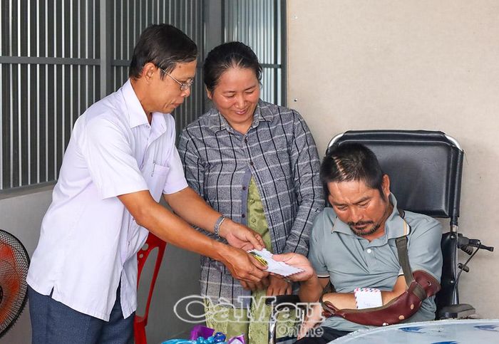 Ông Mai Xuân Tiểu, Trưởng ấp Cái Keo, Xã Quách Phẩm trao hỗ trợ cho anh Lê Hoàng Tâm.