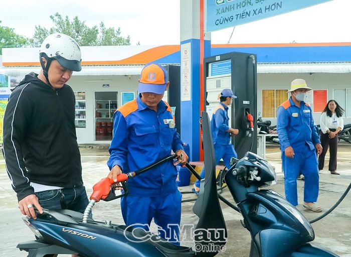  Người tiêu dùng tại Cà Mau dần thay đổi thói quen, lựa chọn xăng sinh học E10 cho phương tiện giao thông.