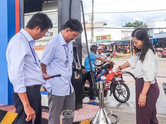  Đoàn kiểm tra Chi cục Tiêu chuẩn Đo lường Chất lượng tỉnh Cà Mau thực hiện quy trình lấy mẫu xăng E10 để kiểm tra các chỉ tiêu kỹ thuật.