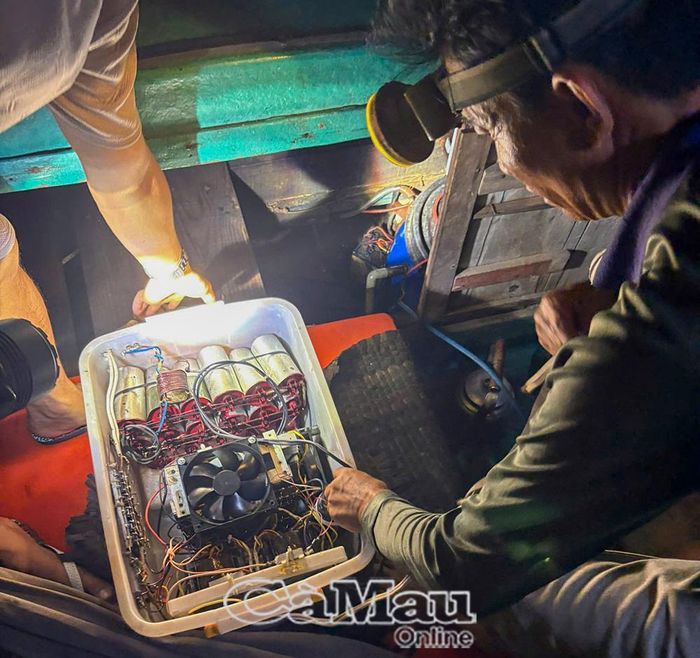 Bộ dụng cụ kích điện được cơ quan chức năng phát hiện, thu giữ.