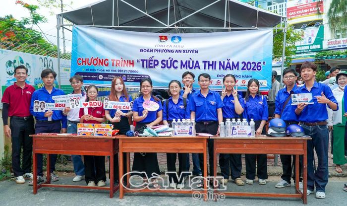 Những màu áo xanh tiếp sức, đồng hành cùng sĩ tử vượt vũ môn.