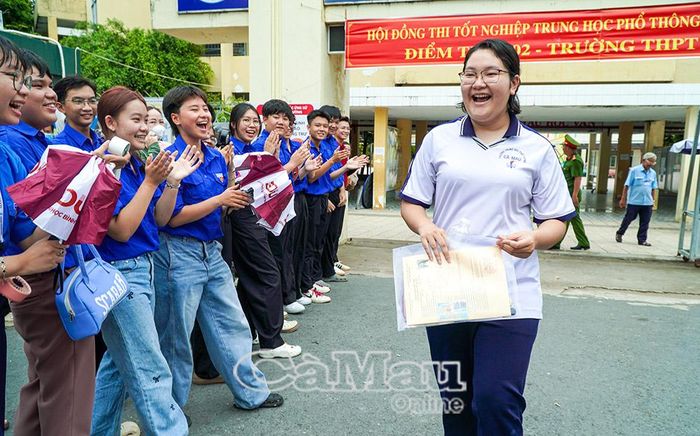 Thí sinh đầu tiên bước ra khỏi Điểm thi 02-THPT Hồ Thị Kỷ với nụ cười rạng rỡ sau khi hoàn thành môn thi cuối cùng của Kỳ thi tốt nghiệp THPT năm 2026.