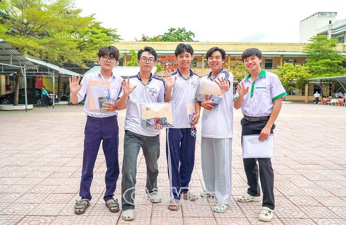 Những nụ cười tươi tắn ghi dấu một mùa thi đầy nỗ lực và quyết tâm.