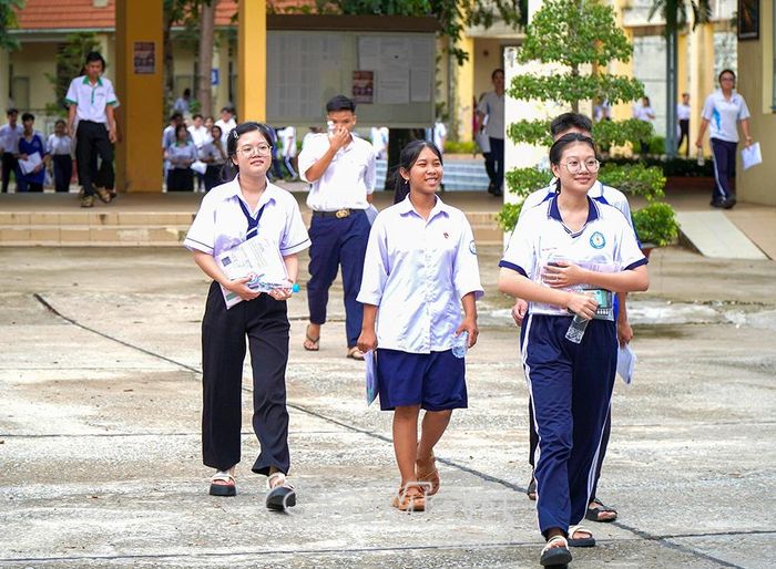 Những ánh mắt lạc quan hướng về tương lai sau kỳ thi.