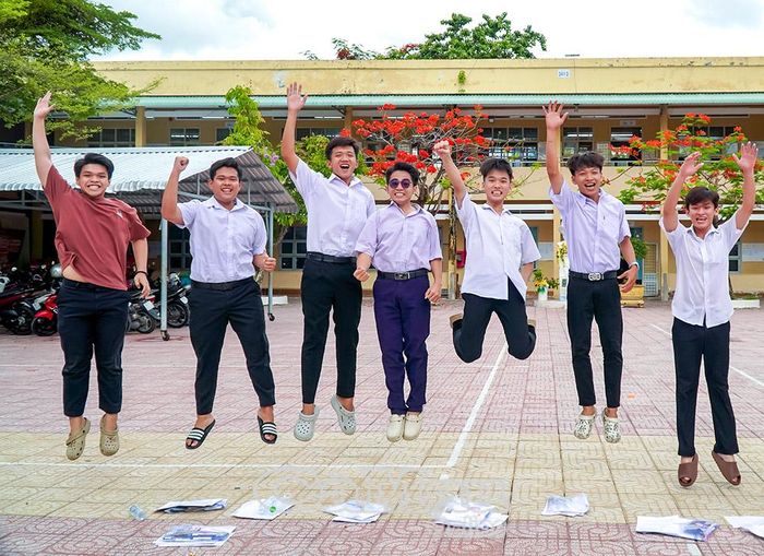  Khoảnh khắc hạnh phúc khi các thí sinh hoàn thành chặng đường quan trọng của tuổi học trò.