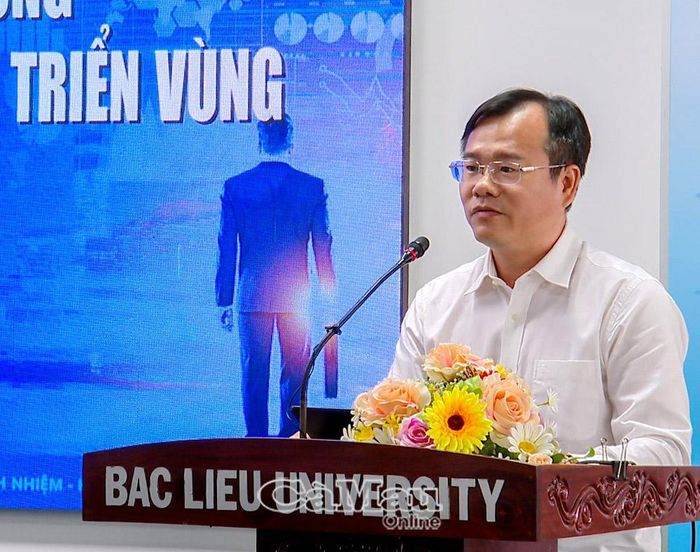Bí thư Đảng ủy, Chủ tịch HĐND Xã Trần Văn Thời Nguyễn Thế Châu trình bày tham luận về nhu cầu hợp tác giữa địa phương với cơ sở giáo dục đại học.