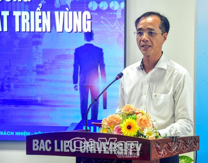 Bí thư Đảng ủy, Chủ tịch HĐND xã Vĩnh Thanh Ngô Nguyên Phong phát biểu tham luận tại hội thảo.