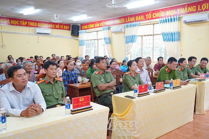 Đại biểu tham dự chương trình trao quà cho gia đình chính sách, hộ có hoàn cảnh khó khăn tại xã Hưng Mỹ.