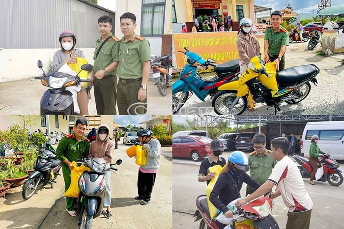 Cán bộ, chiến sĩ trong Cụm Thi đua khối xây dựng lực lượng, hậu cần và Công an xã Hưng Mỹ hỗ trợ người dân vận chuyển quà sau chương trình.