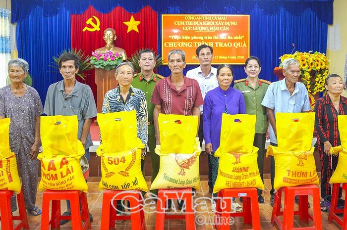 Dịp này, 100 suất quà với tổng trị giá 50 triệu đồng đã được trao tận tay các gia đình chính sách và hộ có hoàn cảnh khó khăn trên địa bàn xã Hưng Mỹ.