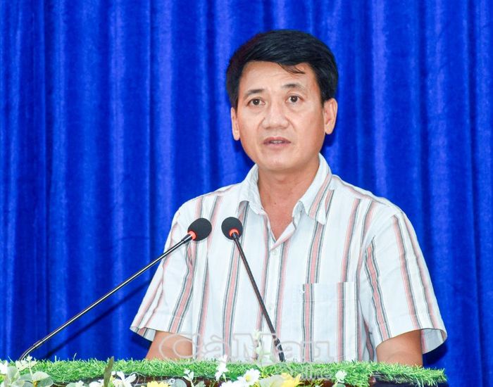 Ông Trần Quốc Tuấn, Trưởng phòng Kinh tế xã Hòa Bình, làm rõ một số vấn đề cử tri quan tâm thuộc thẩm quyền.