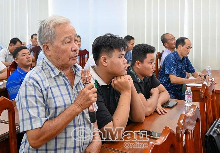 Ông Huỳnh Minh Hồng (cử tri ấp Ninh Thuận) kiến nghị xem xét giải pháp bình ổn giá vật tư nông nghiệp; nâng mức phụ cấp đối với cán bộ bán chuyên trách ở cơ sở và quan tâm chế độ, chính sách đối với cán bộ bán chuyên trách sau khi nghỉ việc.