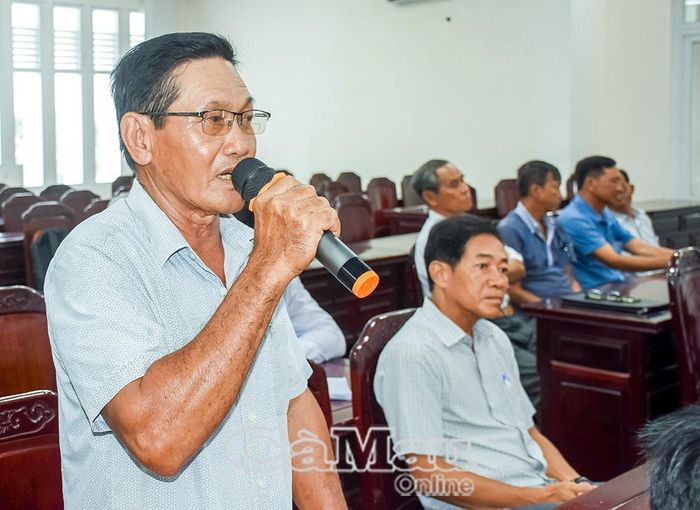  Cử tri xã Hòa Bình phát biều ý kiến tại buổi tiếp xúc.
