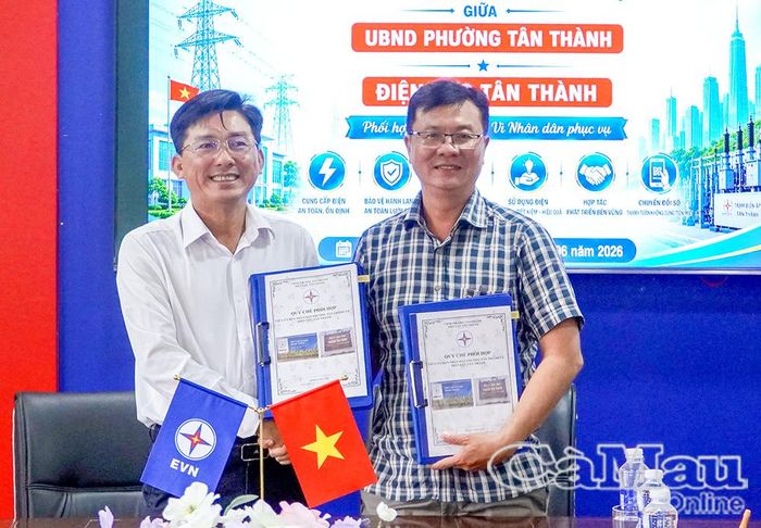 Đại diện Điện lực Tân Thành và UBND phường Tân Thành thực hiện ký kết quy chế phối hợp.