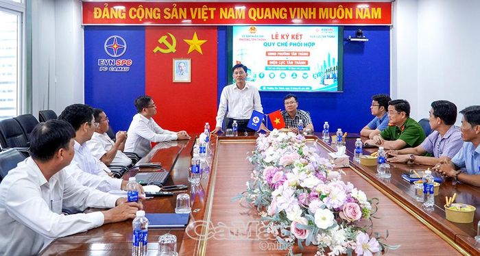 Đại diện các phòng, ban của Điện lực Tân Thành và UBND phường Tân Thành tham dự lễ ký kết quy chế phối hợp.