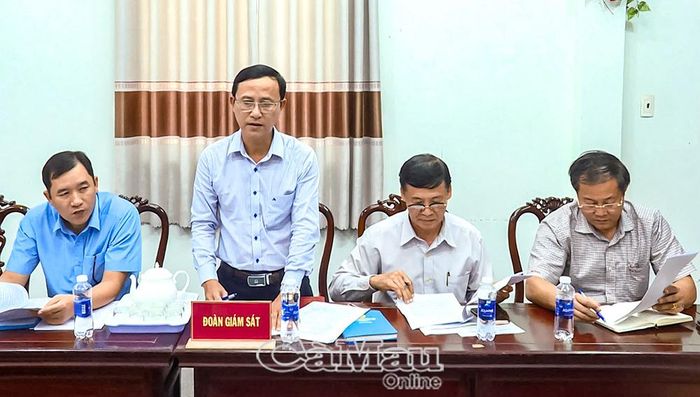 Phó Trưởng ban Pháp chế HĐND tỉnh Nguyễn Việt Triều, thành viên đoàn giám sát góp ý kiến với xã Hồng Dân.