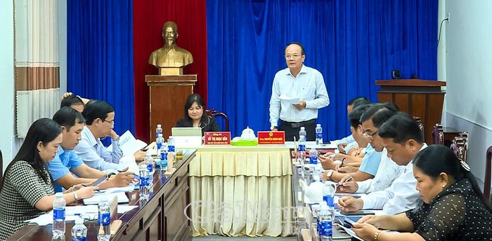 Chủ tịch UBND xã Hồng Dân Nguyễn Nhân Đức, giải trình các vấn đề đoàn giám sát đặt ra.