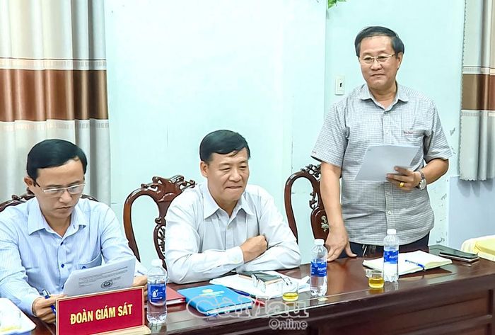 Đồng chí Lê Chí Hiếu, Phó Trưởng ban Tổ chức Tỉnh ủy, thành viên đoàn giám sát góp ý kiến với xã Hồng Dân.