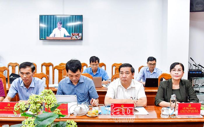  Đồng chí Lê Thị Nhung, Ủy viên Ban Thường vụ Tỉnh ủy, Phó Chủ tịch Thường trực HĐND tỉnh, cùng lãnh đạo các sở, ngành tham gia hội thảo.