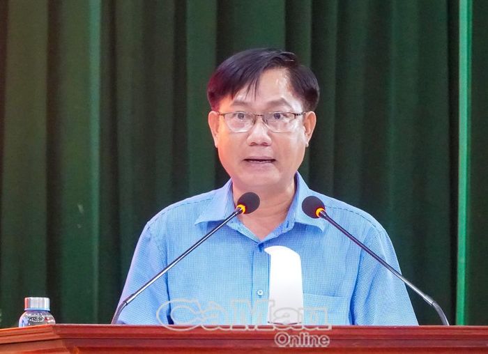 Chủ tịch UBND xã Sông Đốc Đỗ Văn Sử, báo cáo công tác quản lý tàu cá, quản lý ngư dân, các khó khăn, vướng mắc tại cơ sở và kiến nghị giải pháp tháo gỡ thời gian tới.