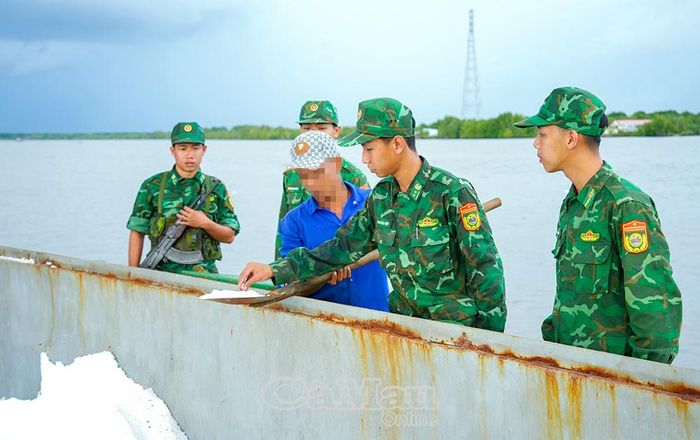 Tổ công tác Đồn Biên phòng Cửa khẩu Cảng Năm Căn kiểm tra số phân Urê trên sà lan.