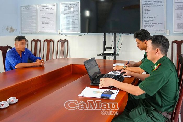  Đồn Biên phòng Cửa khẩu Cảng Năm Căn làm việc với tuyền trưởng Bùi Lâm Trường.