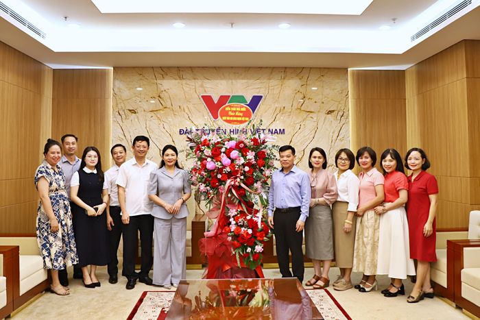 Phó Tổng Kiểm toán nhà nước Hà Thị Mỹ Dung tặng hoa chúc mừng đội ngũ những người làm báo của Đài Truyền hình Việt Nam. Ảnh: CTV