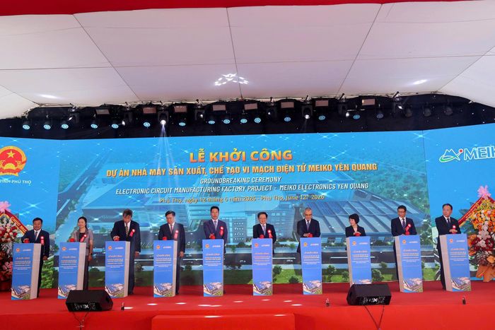 Phó Thủ tướng Chính phủ và các đại biểu thực hiện nghi thức khởi công Dự án Nhà máy sản xuất, chế tạo vi mạch điện tử Meiko Yên Quang. 