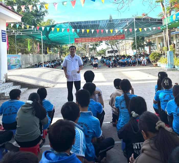 Cán bộ Trạm Y tế xã An Phú, tỉnh An Giang tuyên truyền phòng, chống tác hại của thuốc lá cho các em học sinh. Ảnh: ST